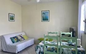 Appartement T2 climatisé, tout équipé, proche des Plages, commerces du Village Créole et de la Marina