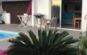 Studio de tout confort avec vue exceptionnel sur baie de St Pierre et montage pelé