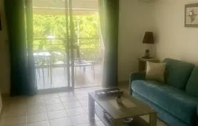 Studio de 40 m2 dans résidence sécurisée avec terrasse à proximité mer et golf