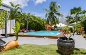 Résidence de 3 bungalows • Grande piscine & Jardin tropical • Proche des plages et de la marina
