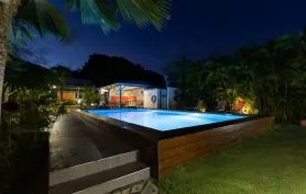 Résidence de 3 bungalows • Grande piscine & Jardin tropical • Proche des plages et de la marina