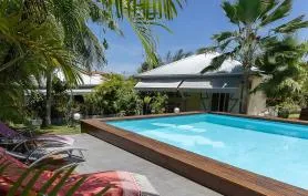 Résidence de 3 bungalows • Grande piscine & Jardin tropical • Proche des plages et de la marina