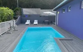 AT HOME Chambre climatisée, salle de bain attenante dans un quartier calme sur les hauteurs des Trois Ilets