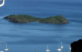 Haut de villa face à la mer et la canopée sur jardin tropical