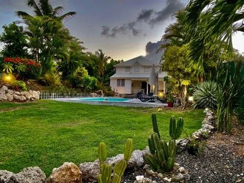 Superbe villa créole de standing avec piscine et spa privatifs