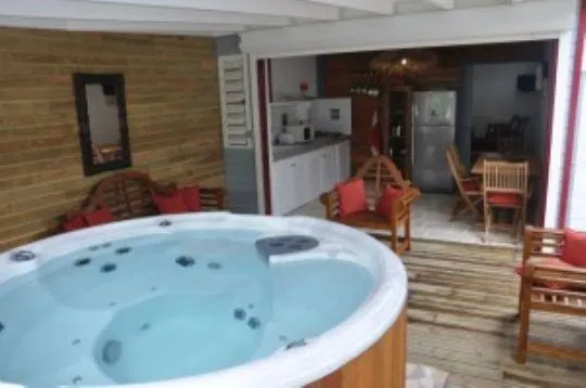  A 2 minutes à pied de 3 plages, à 150m de la plage et du spot de surf T2 Spa Piscine 60€/nuit T3 piscine 6pers 70€/n. Studio 40€/n