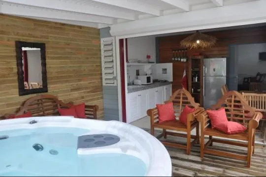A 150m de la plage T3 (6pers) 90€/nuit, T2 avec spa, studios 45€/nuit piscine, Clim, Wifi. Cours de Surf 35€.