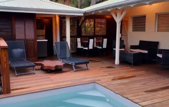 La Villa les Alizés et sa piscine privée....A 80m de la baie de Deshaies