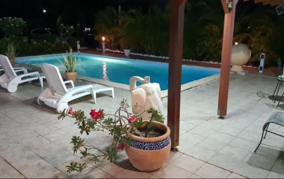 Gite créole tout équipé dans jardin avec piscine proche plages pour 2 pers. sejour jusqu'à 3 mois