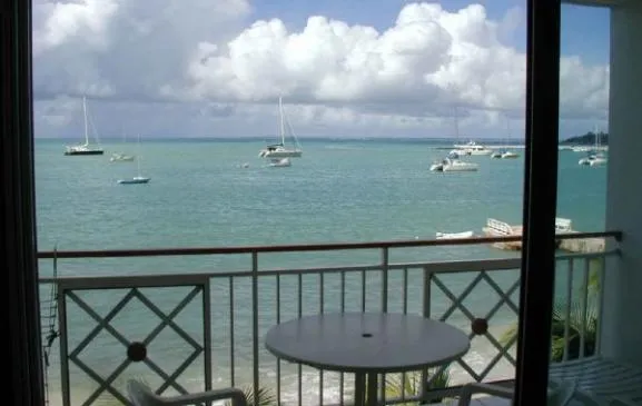 Studio en bord de plage avec vue mer et piscine