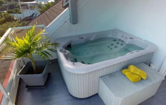 Loft vue mer avec jacuzzi et chambre séparée