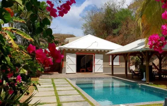 Villa créole de prestige. Magnifique piscine au sel à 20m de la plage du Diamant