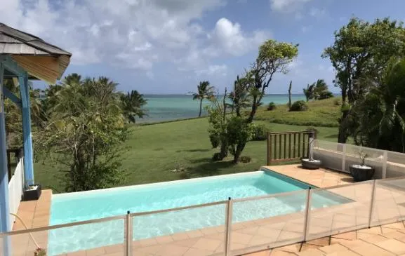 Magnifique Villa T5 bord de mer et piscine à débordement, très calme