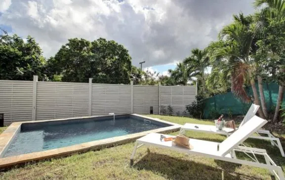 Villa moderne 4CH, piscine, plage à pied, idéale séjour nord Martinique