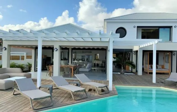 Villa de luxe avec piscine privée et services hôteliers