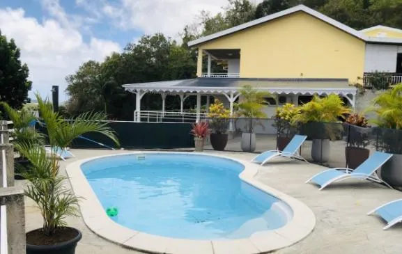 Jolie appartement en bas de villa avec piscine