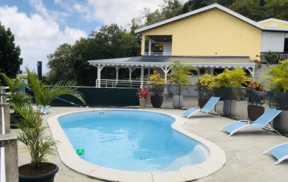 Appartement Les Alizés 1 en bas de villa avec piscine