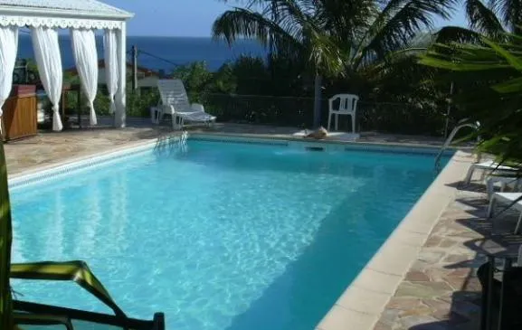 Face à la mer des caraïbes, charmante villa grande piscine au sel
