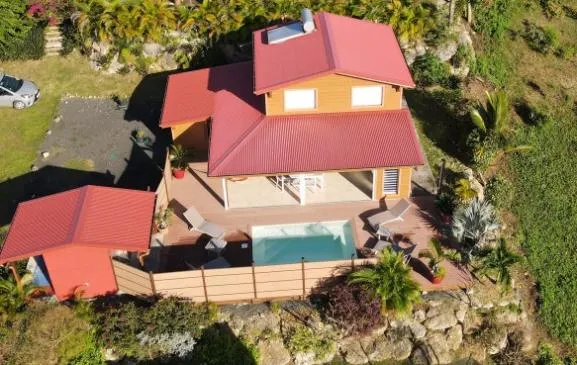 Charmante villa 3* neuve en bois avec piscine Ste Anne
