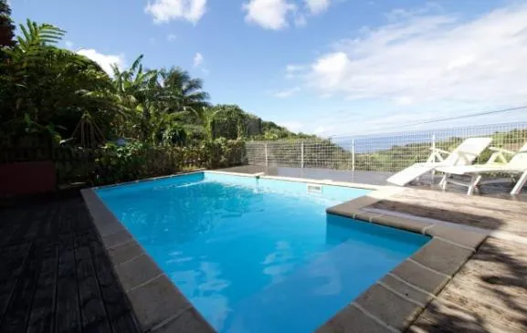 Bungalow Vert Caraïbes, F3, Piscine, vue mer et Montagne Pelée