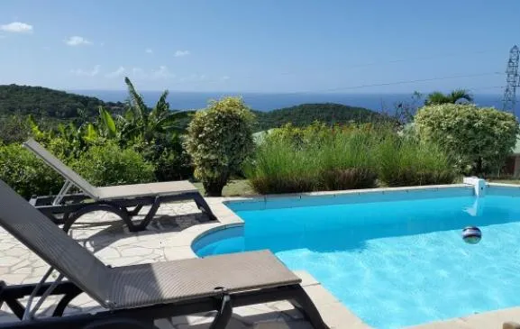 Location de vacances, piscine privée, vue mer, proche plage à Bouillante en Guadeloupe