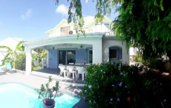 Villa avec piscine 10mn à pied de la plage Baie Orientale