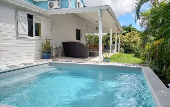 Rosazur, villa créole dans son écrin fleuri. Piscine au sel. Plage à 800m.