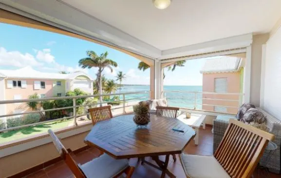 Appartement vue sur le lagon avec piscine à déblordement