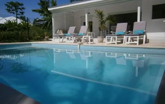 Villa créole avec piscine à 300m de la mer