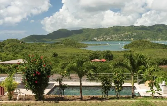 Bas de villa F3  vue mer & piscine à Sainte Anne