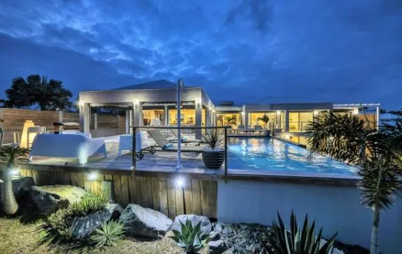 Villa de prestige avec 2 piscines privées et services hôteliers