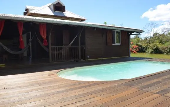 Villa traditionnelle en bois 'amifranlaugi' avec piscine
