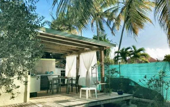 studio avec terrasse et piscine