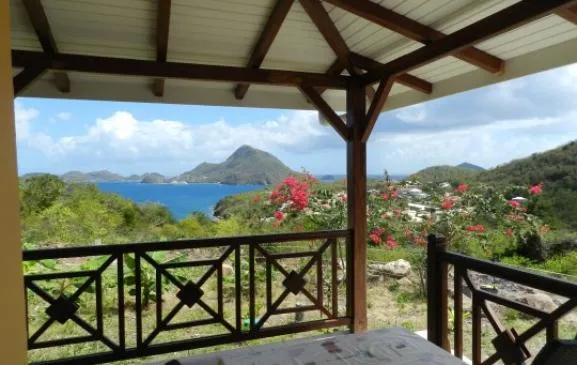 Coco à l'eau Villa T3 Terre De Bas, vue sur baie et village (plage à 300M) classé 3 étoiles