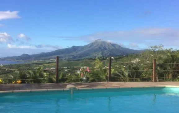 Bas de Villa avec vue imprenable sur la Montagne Pelée, Patrimoine de l Unesco et la Mer des Caraïbes