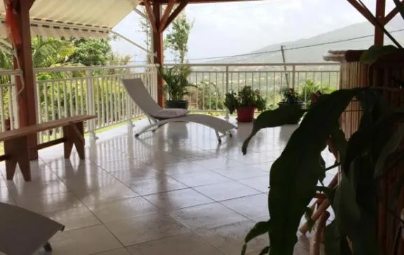 Villa T3  vue sur mer et montagne-grand jardin-  location saisonnière à Vieux-Habitants   -