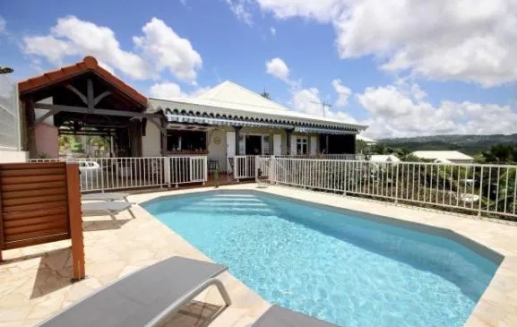Villa 4ch, grande piscine, vue mer sur Sainte-Lucie