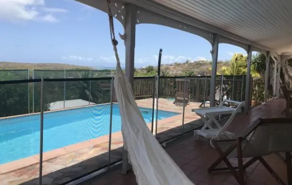 Villa créole vue mer et piscine dans le sud