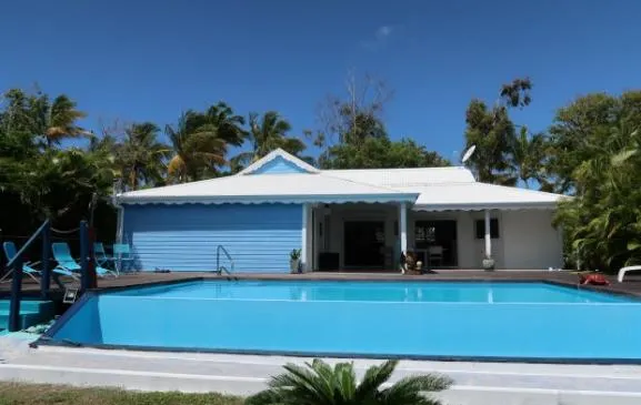 Wanda Bleue, villa créole 6 pers, piscine, vue dégagée, proche plage