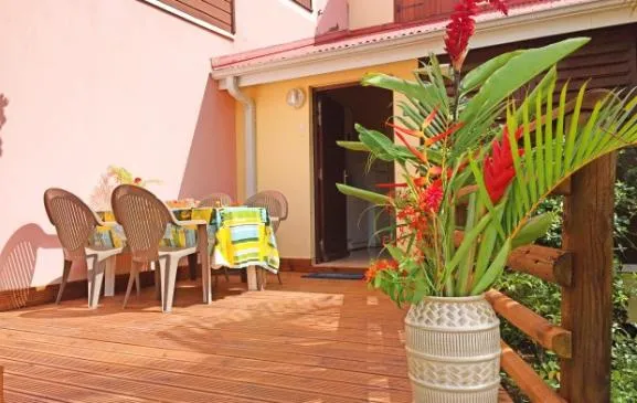 Duplex dans jardin arboré avec piscine