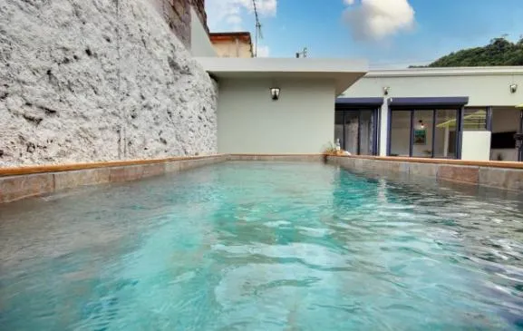 Maison de ville atypique Kaz'Oranj avec piscine, à 100m de la plage
