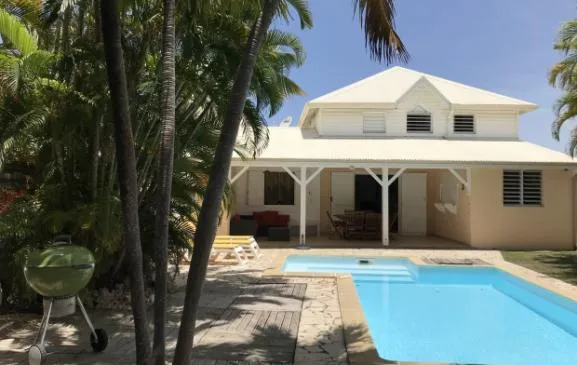 villa créole dans résidence sécurisée, piscine au sel