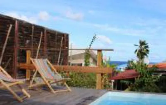 Charmant bungalow avec piscine et vue mer