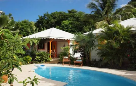 Bungalow, piscine et jardin fleuri