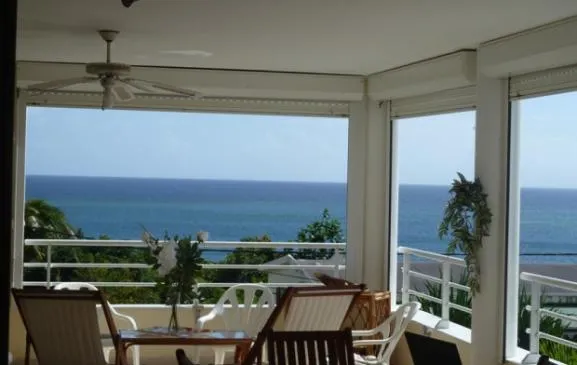 Grand appartement avec vue exceptionnelle et dominante sur la mer des caraïbes
