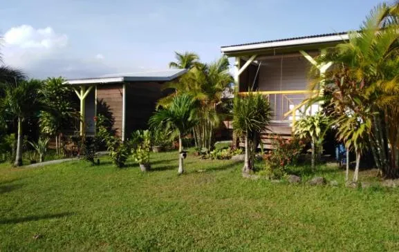 Dine Colibri, deux bungalows, bois style créole