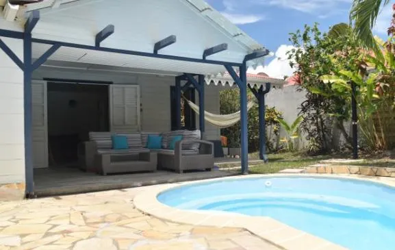 Magnifique villa T4 en bois créole avec jardin & piscine
