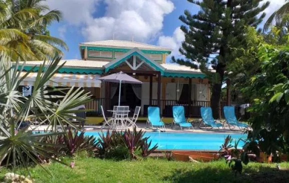 villa creole dans residence calme  proximité mer a saint francois