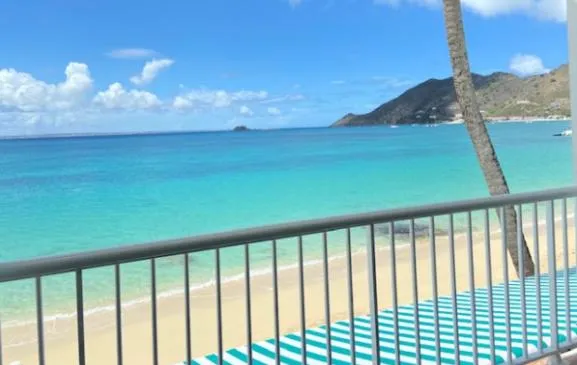 BLUE BEACH  avec vue à 180°, les pieds dans l'eau