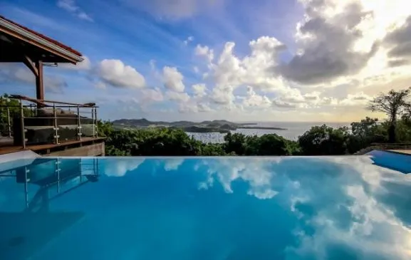 Villa de standing, moderne, 3 CH, vue mer, piscine à débordement
